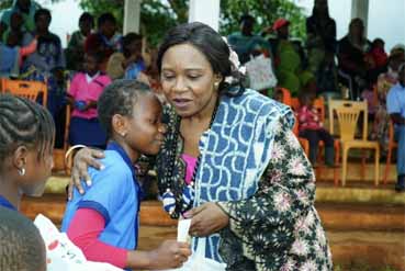5ème édition de dons aux écoles et lycée de bandenkop : Le Dg de Sofina, Mme Simbafo, invite enseignants et élèves à un contrat de performance