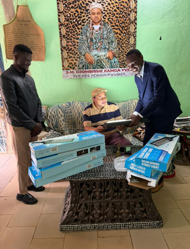 Donald Ngameni remettant une lampe solaire au chef supérieur Fondjomekwet