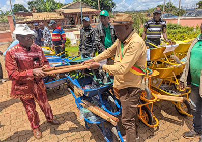 BAFOUSSAM III : Le maire distribue du matériel aux comités de villages